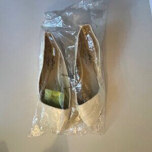 *NWT White Flats - Women's Size 6